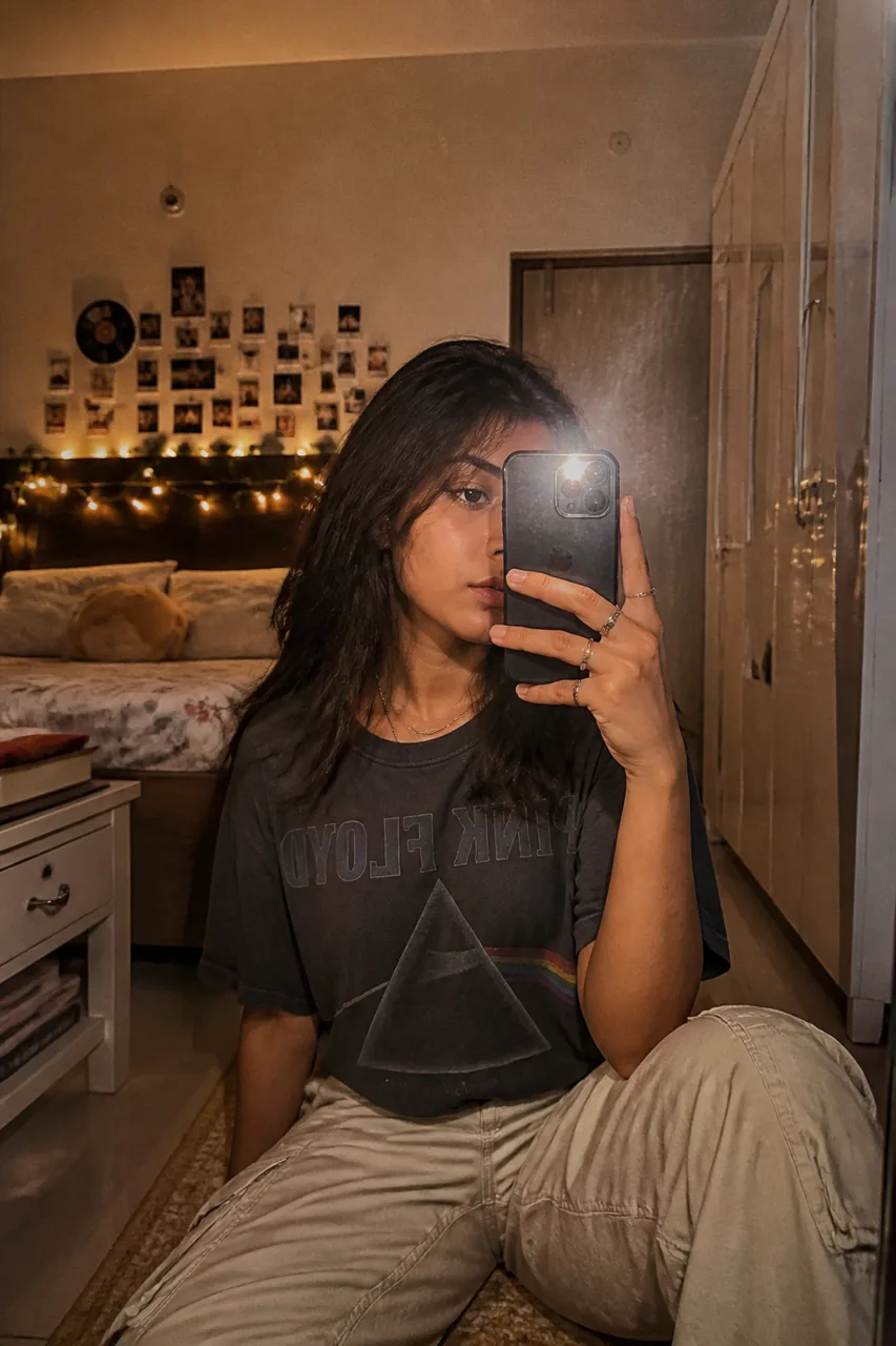 Aesthetic Bedroom Soft Flash Mirror Selfie Prompt (Gemini AI) – AI se bani photo