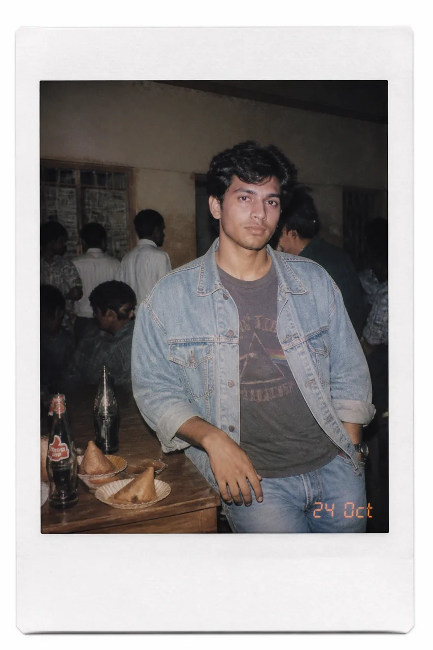 Vintage College Canteen Polaroid AI Photo Prompt – AI se bani photo