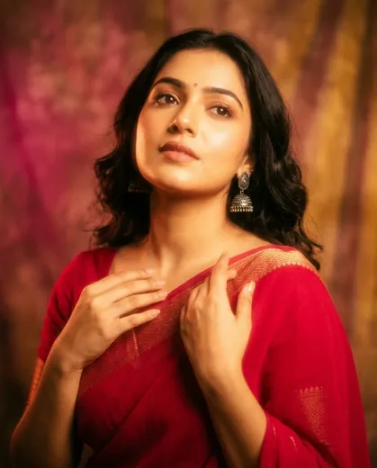 90s Bollywood Studio Glamour Soft-Focus Prompt