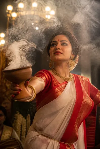 Durga Puja Dhunuchi Dance Cinematic Video Prompt (Veo AI)